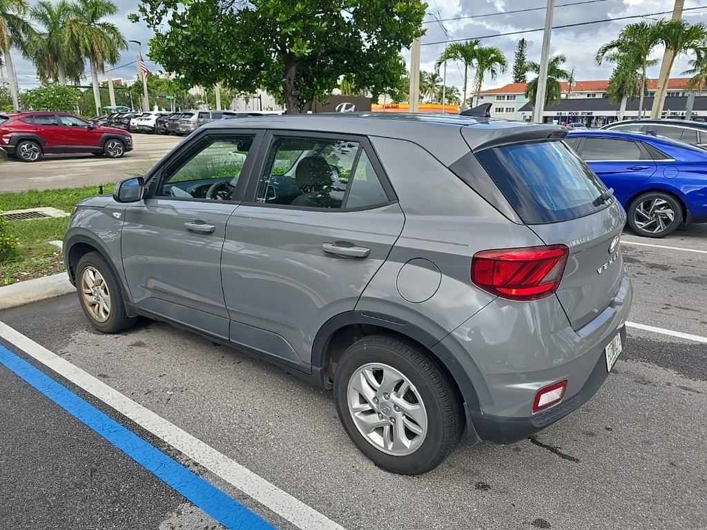 2022 Hyundai Venue SE photo 2
