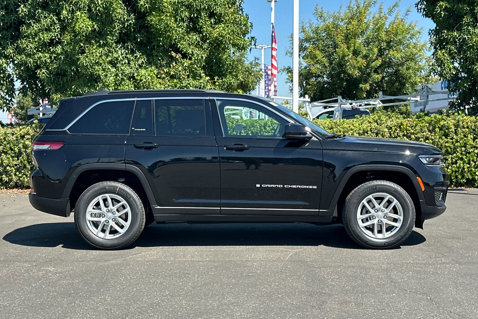 2025 Jeep Grand Cherokee Laredo X photo 3