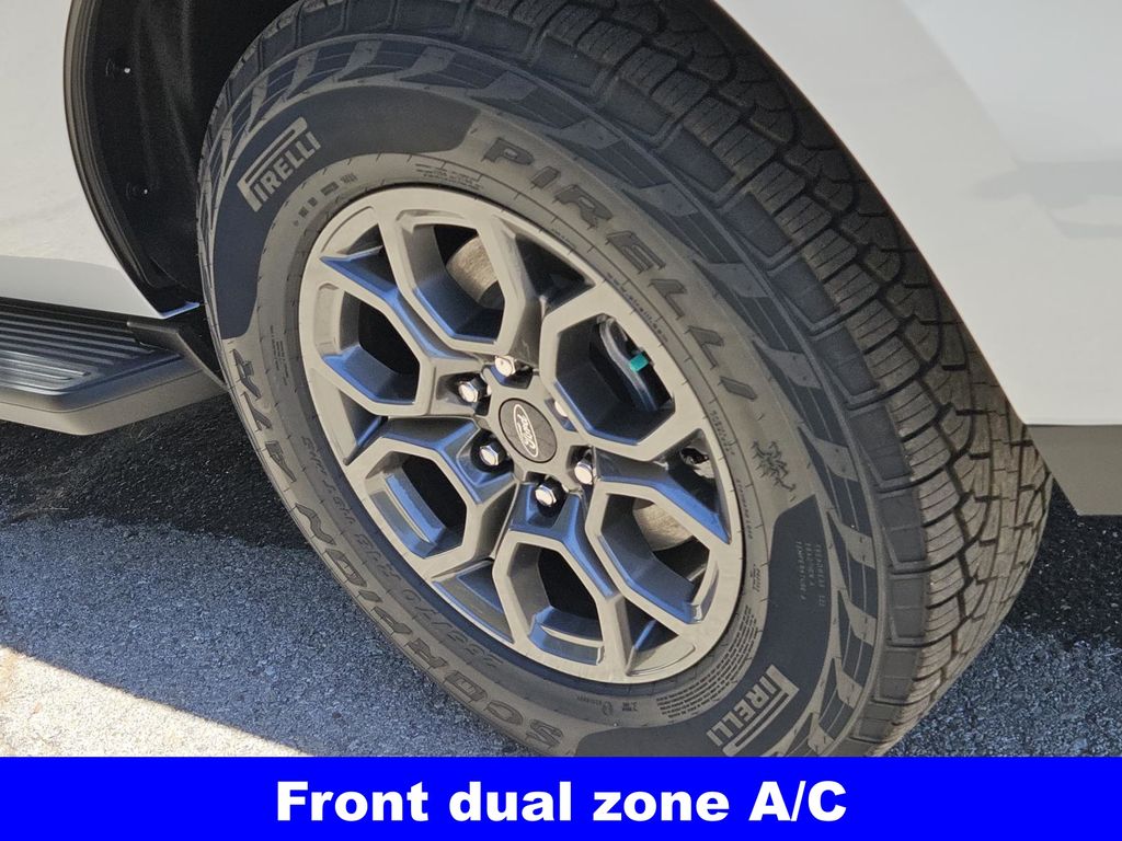 2025 Ford Expedition photo 3