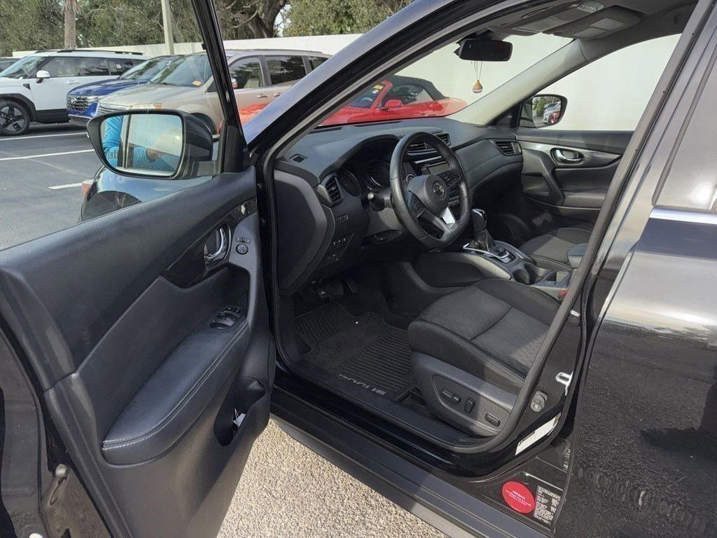 2020 Nissan Rogue SV photo 3