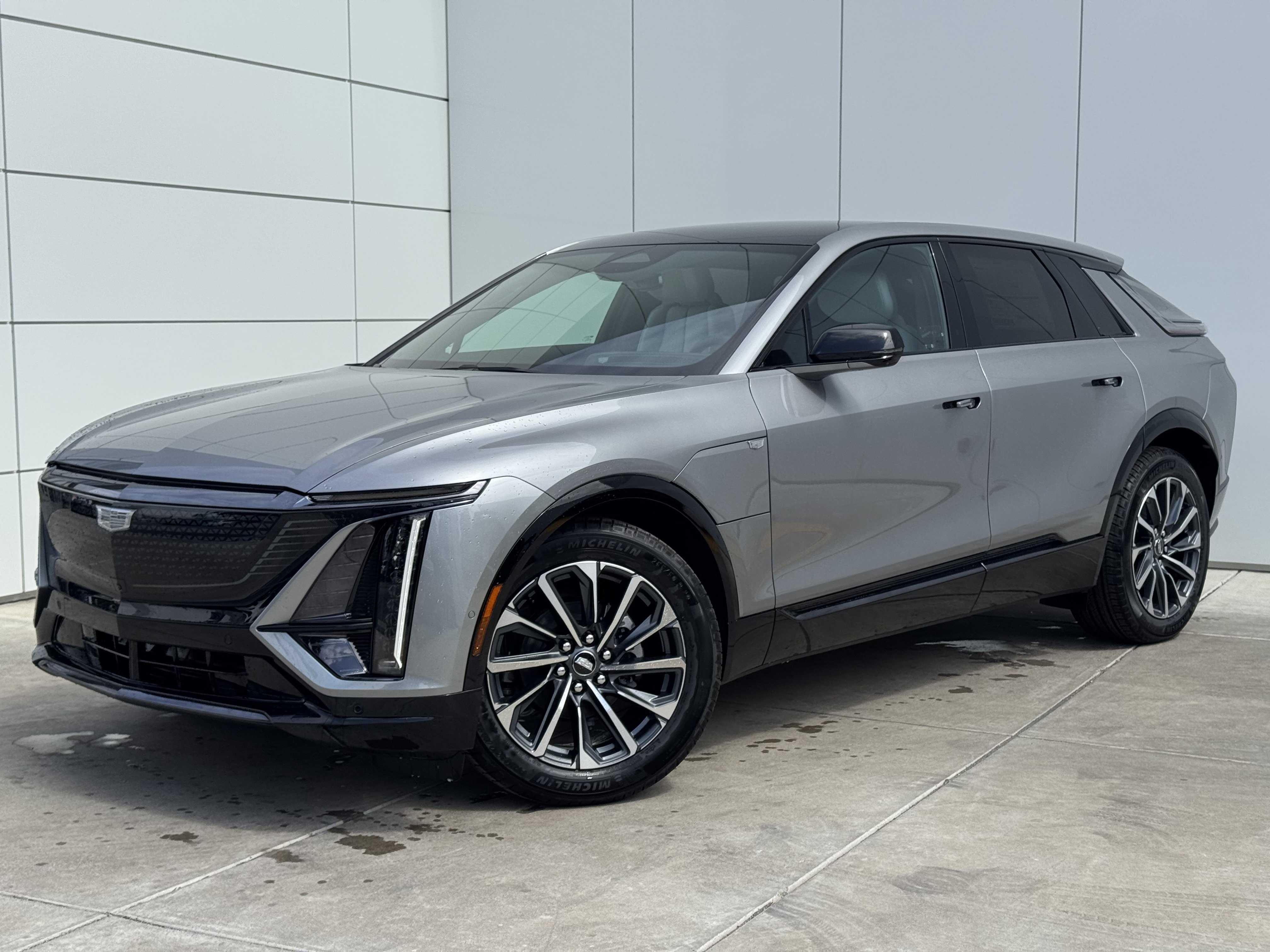 2025 Cadillac Lyriq Sport photo 2