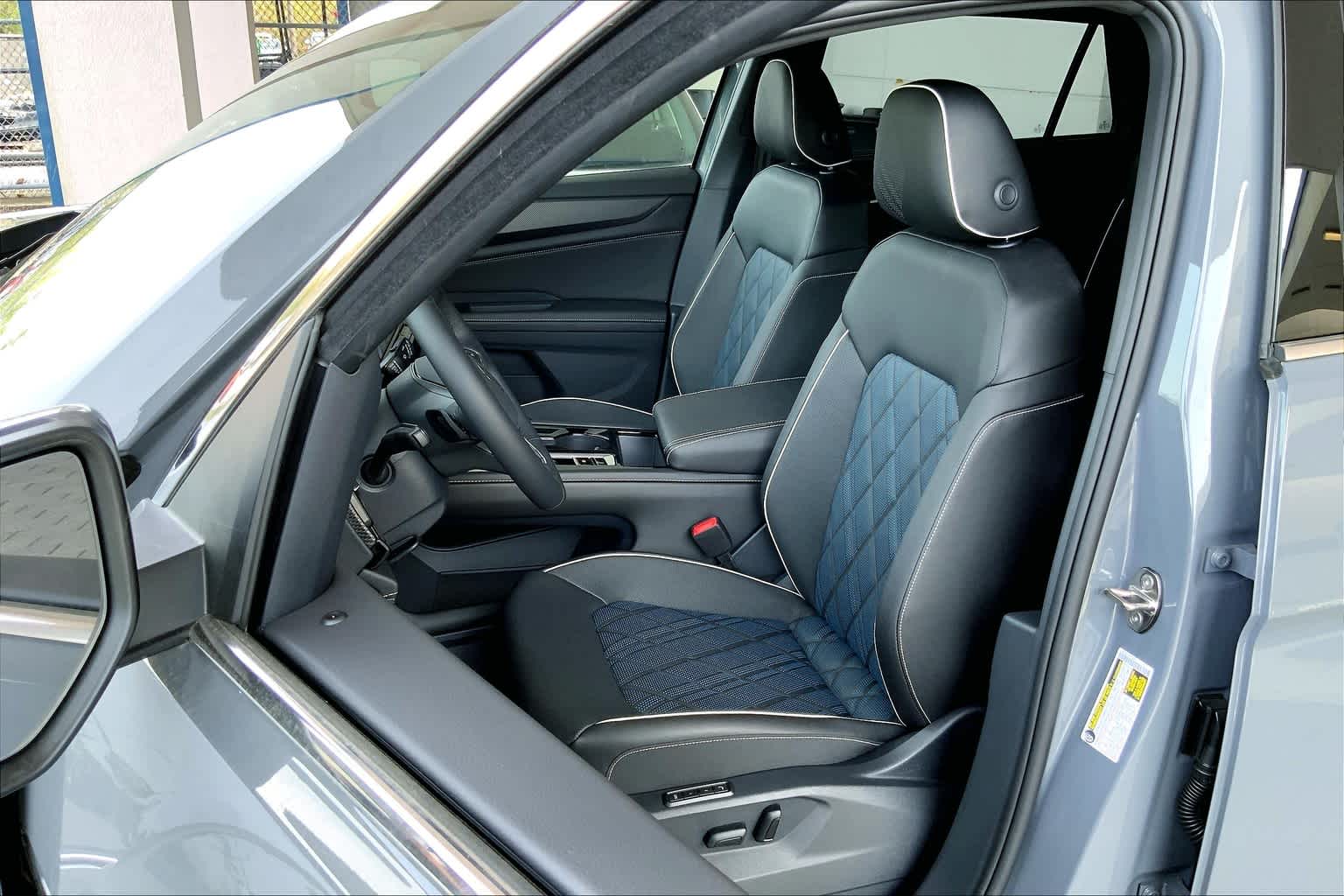 2025 Volkswagen Atlas Cross Sport SEL Premium R-Line photo 6