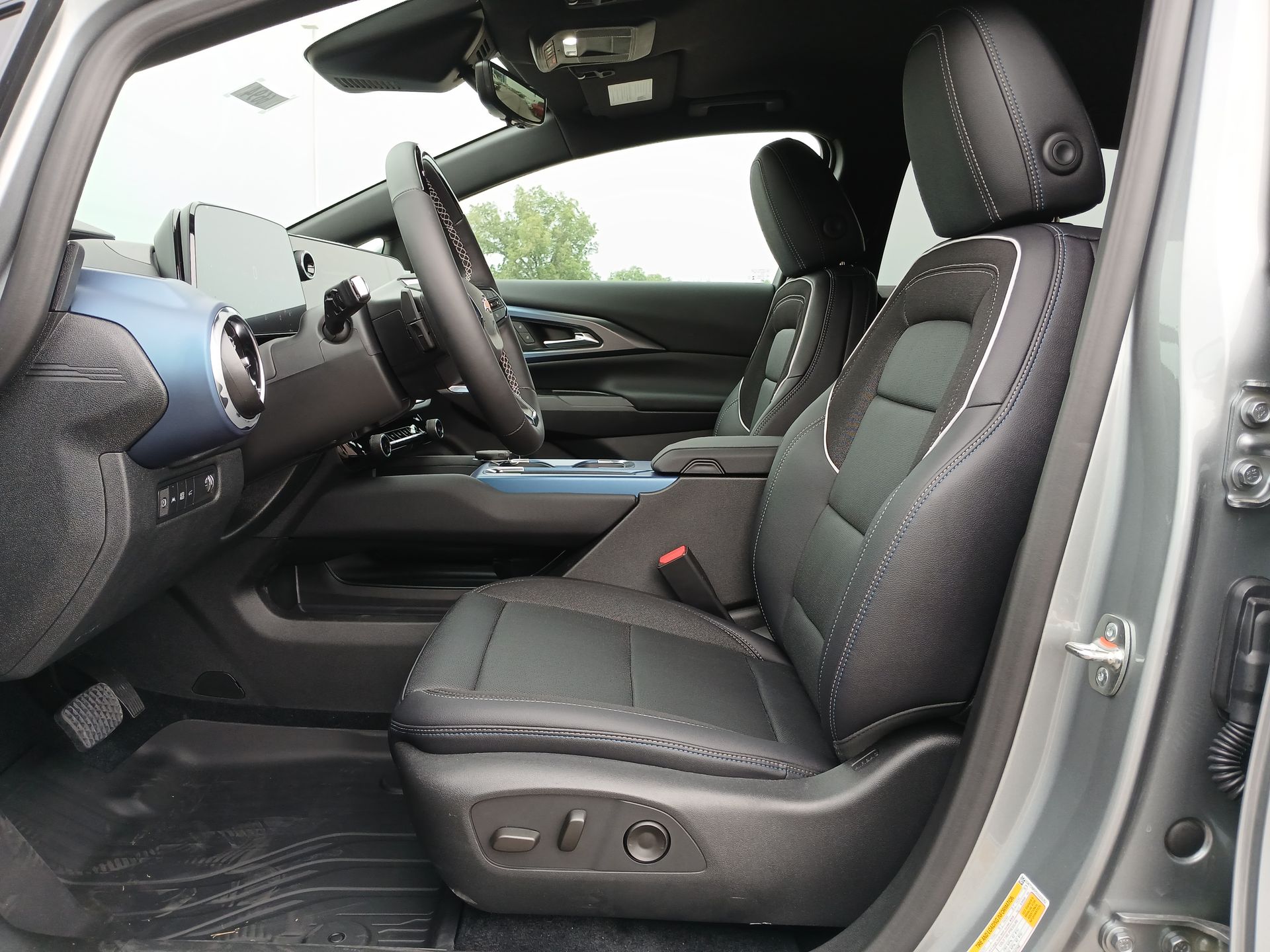 2025 Chevrolet Equinox EV 1LT photo 19