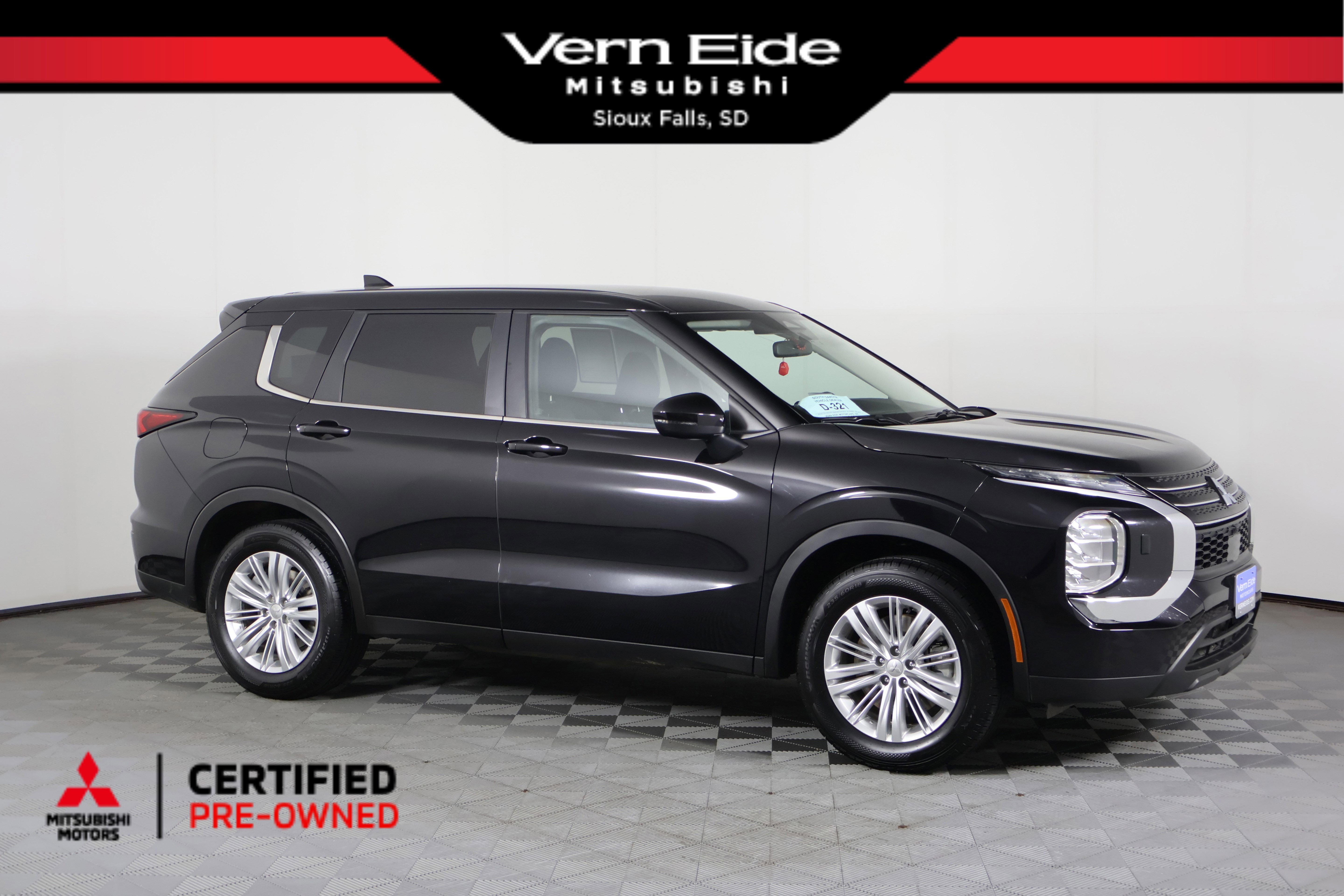 2024 Mitsubishi Outlander ES's photo