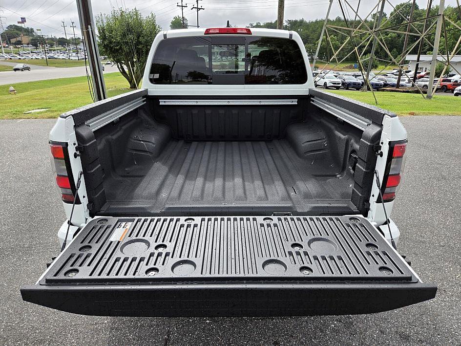 2025 Nissan Frontier Crew Cab SV photo 11