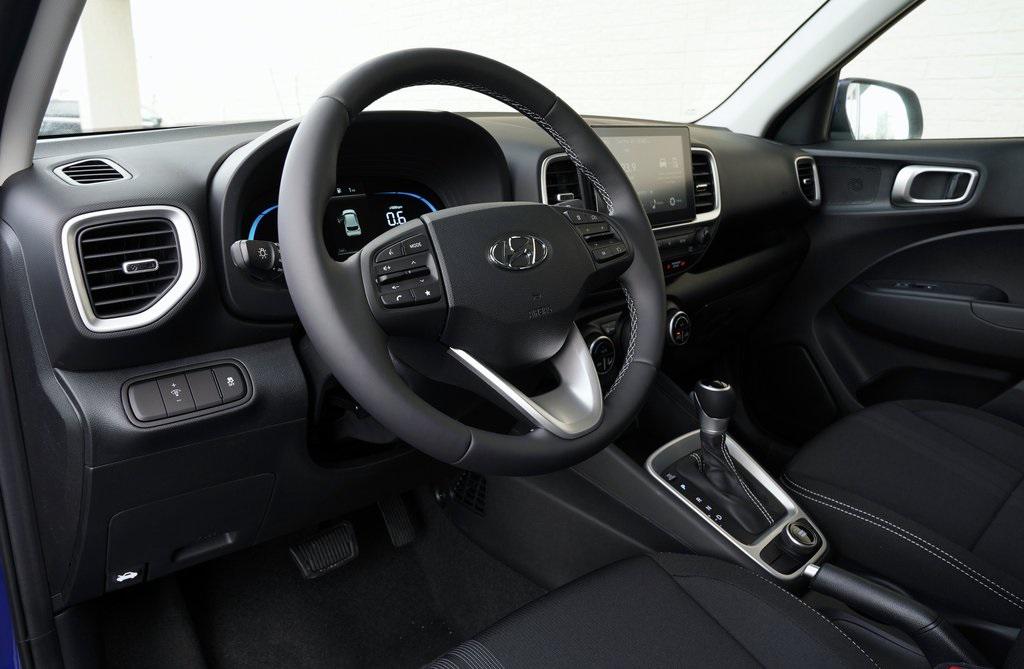 2025 Hyundai Venue SEL photo 8