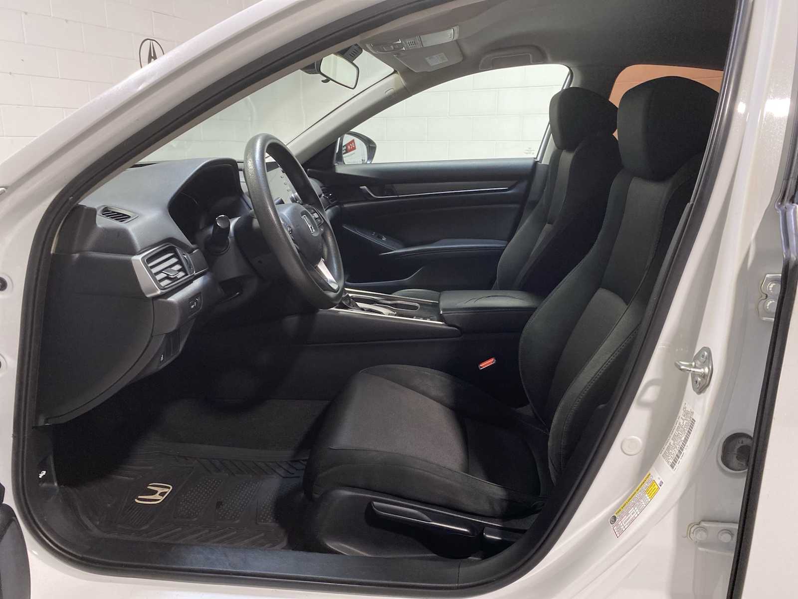 2018 Honda Accord LX 1.5T photo 2