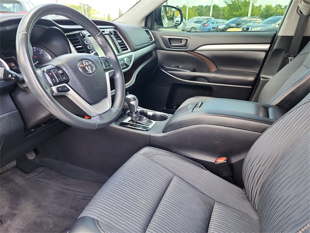 2019 Toyota Highlander LE Plus photo 9