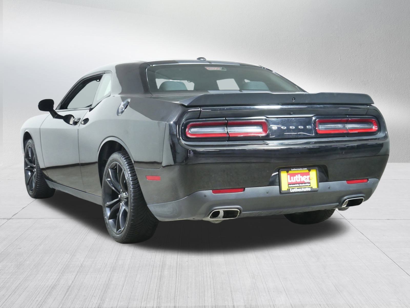 2016 Dodge Challenger SXT photo 3