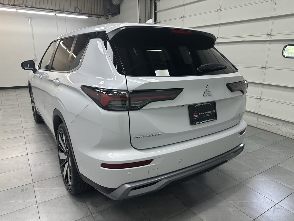 2025 Mitsubishi Outlander SE photo 4