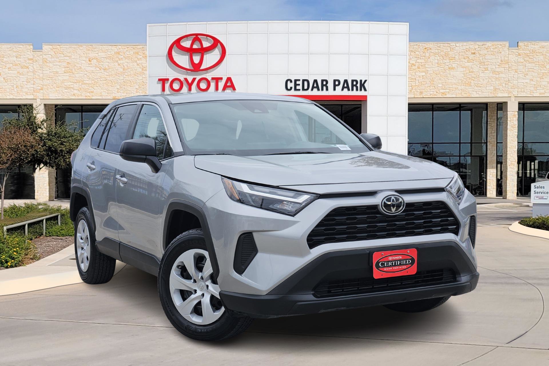 2025 Toyota RAV4 LE's photo