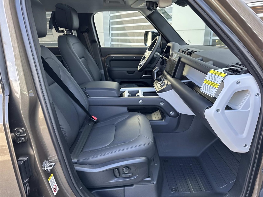 2025 Land Rover Defender 110 X-Dynamic SE photo 2
