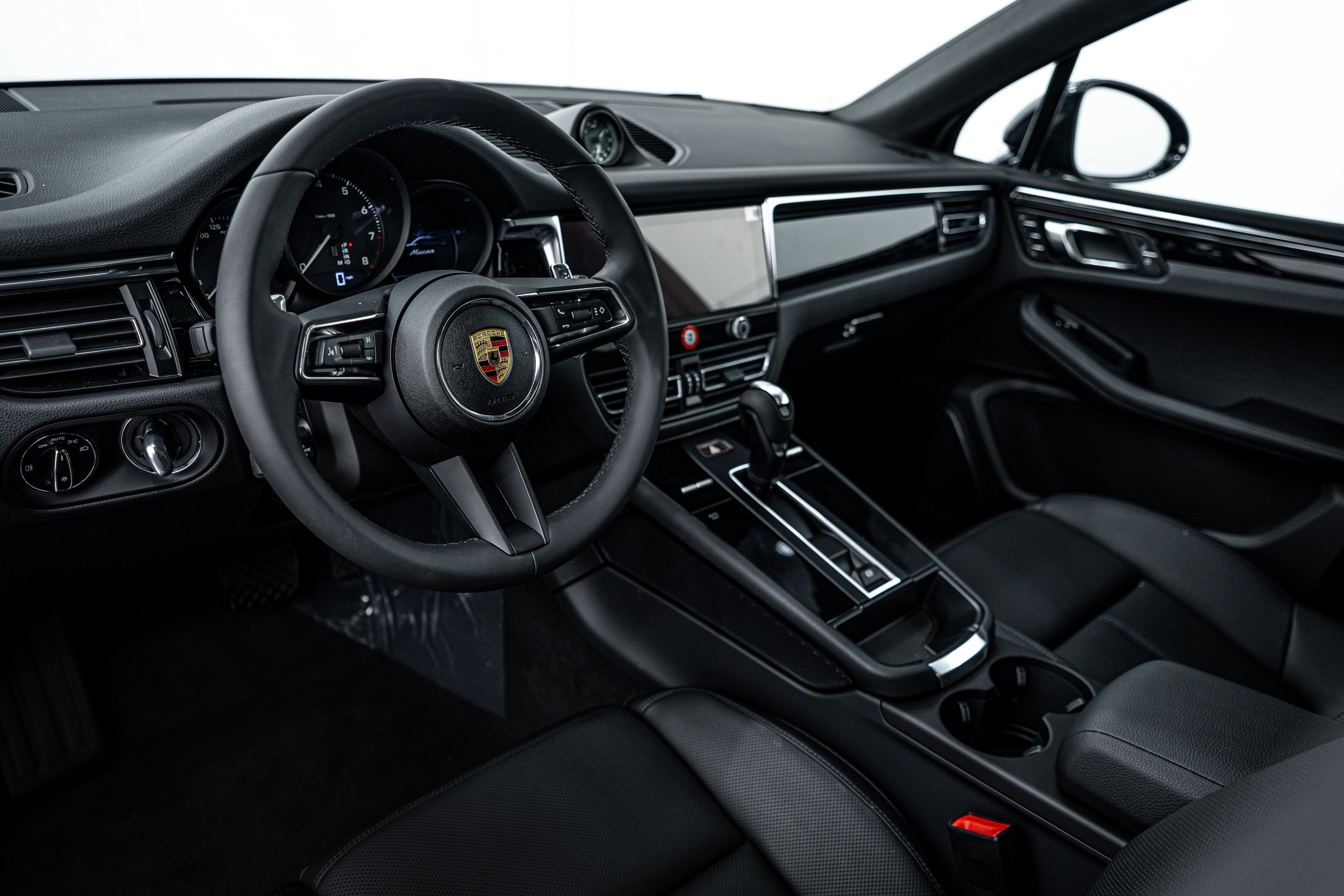 2025 Porsche Macan Base photo 4