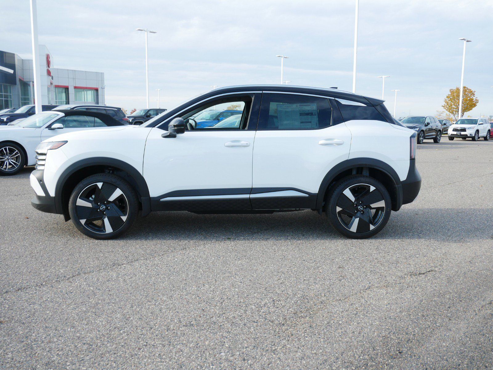 2025 Nissan Kicks SR photo 2