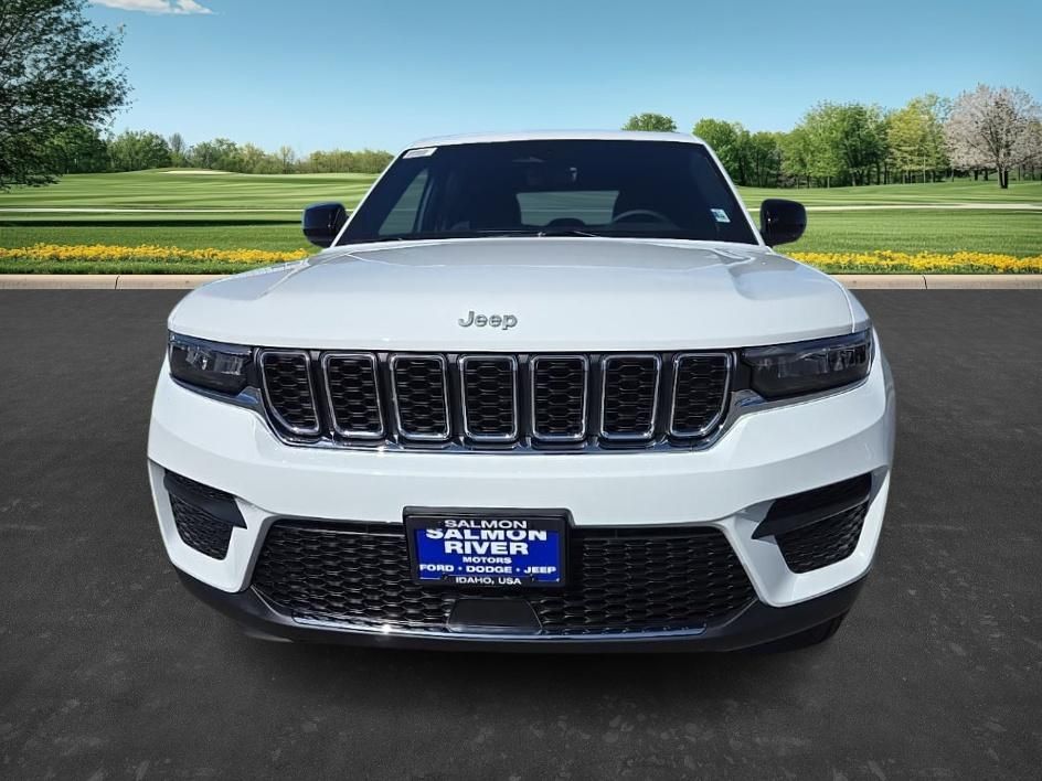 2025 Jeep Grand Cherokee Laredo photo 2