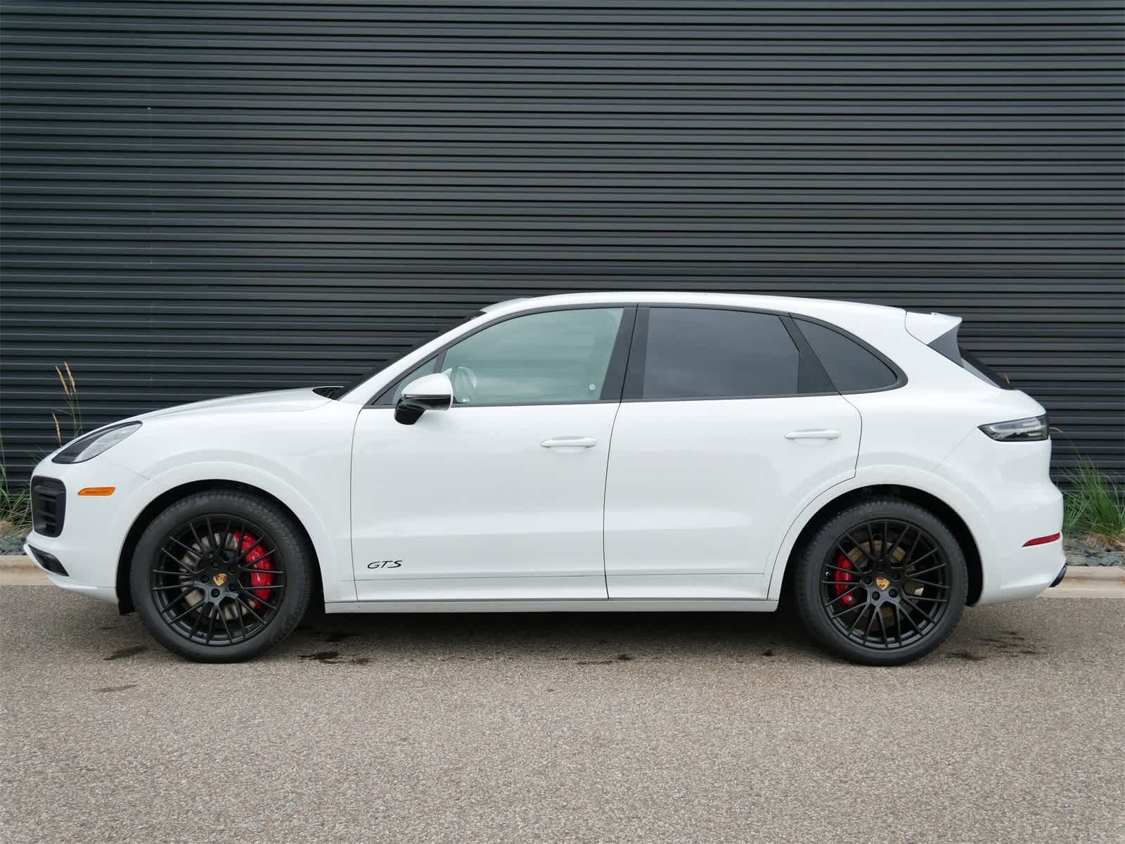 2022 Porsche Cayenne GTS photo 2