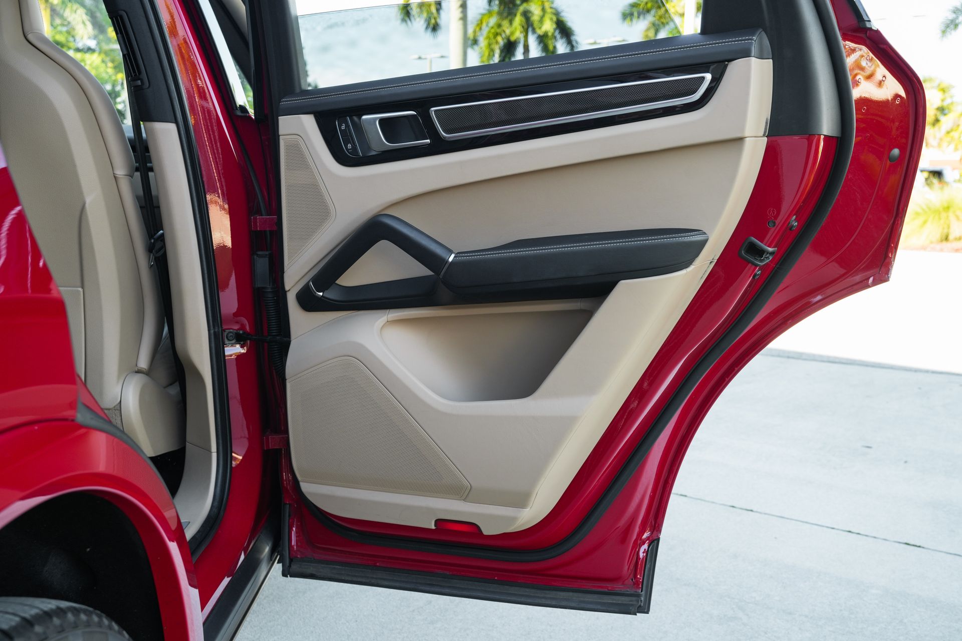 2023 Porsche Cayenne Platinum Edition photo 19