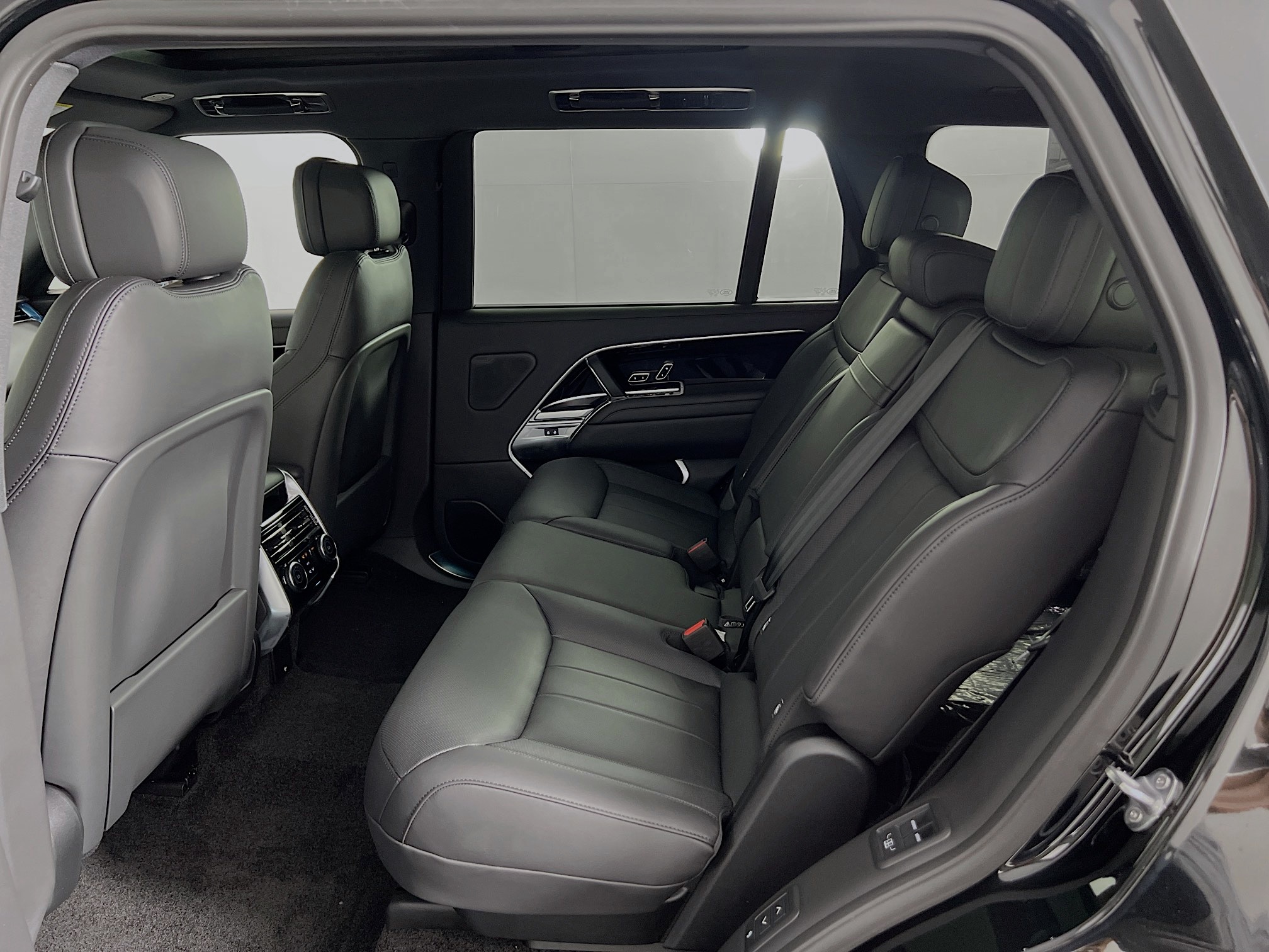 2025 Land Rover Range Rover SE photo 15