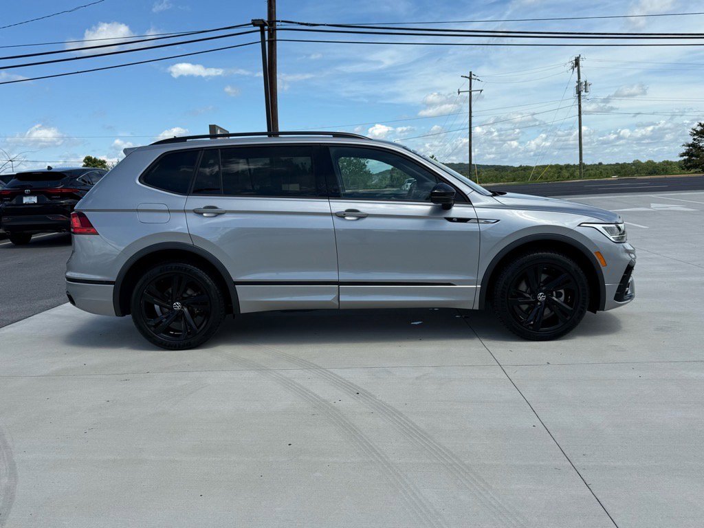 2023 Volkswagen Tiguan SE R-Line Black photo 4