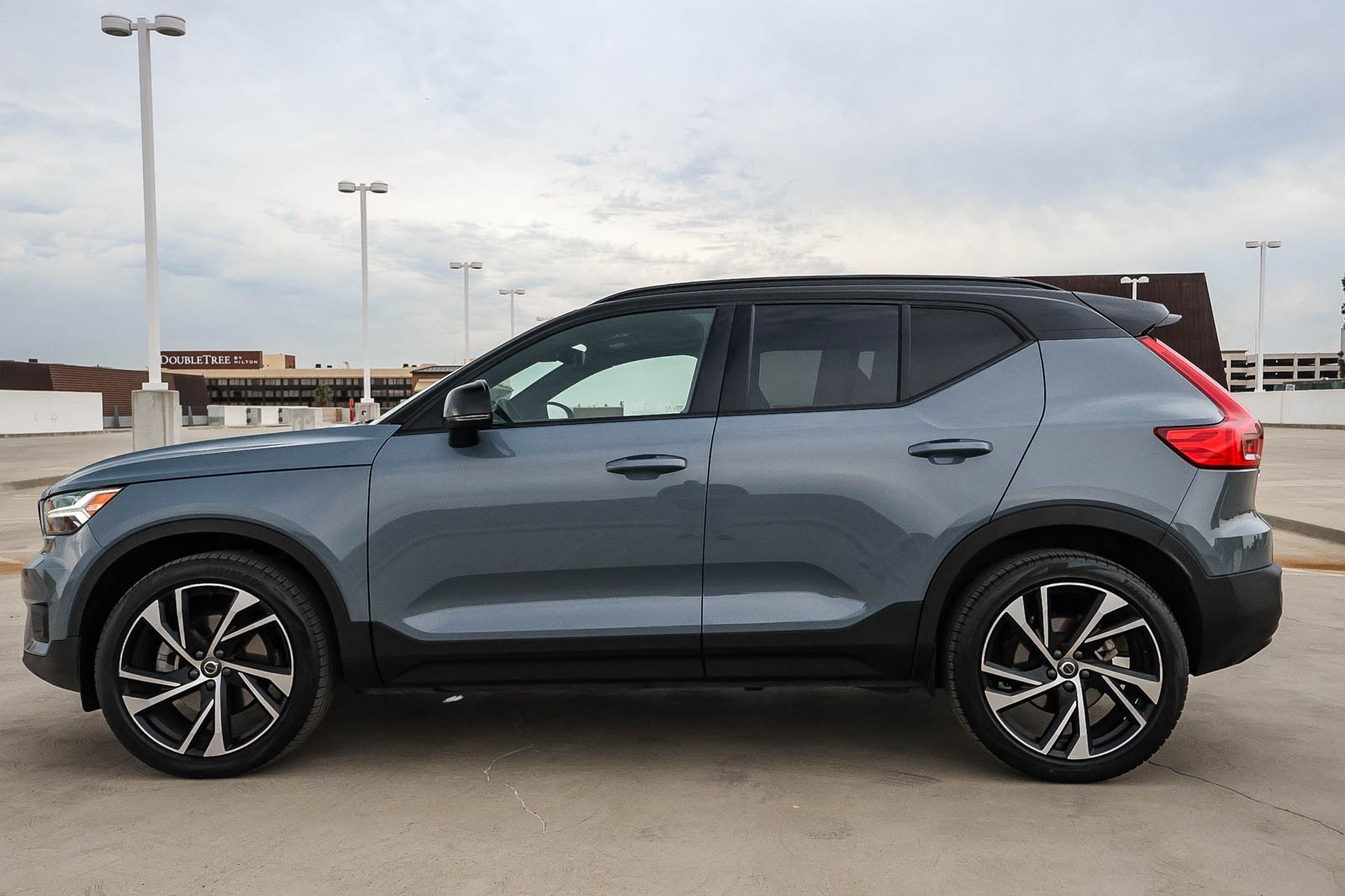 2022 Volvo XC40 R-Design photo 8