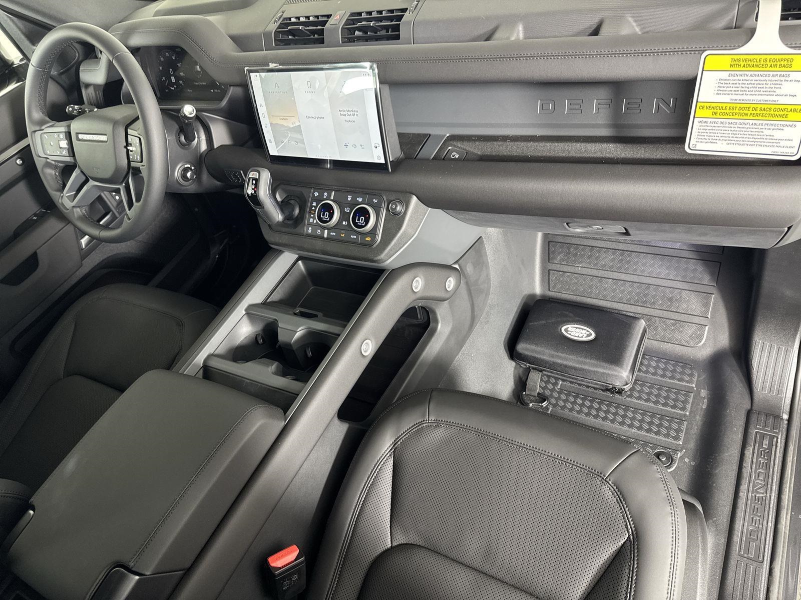 2025 Land Rover Defender 110 X-Dynamic SE photo 29