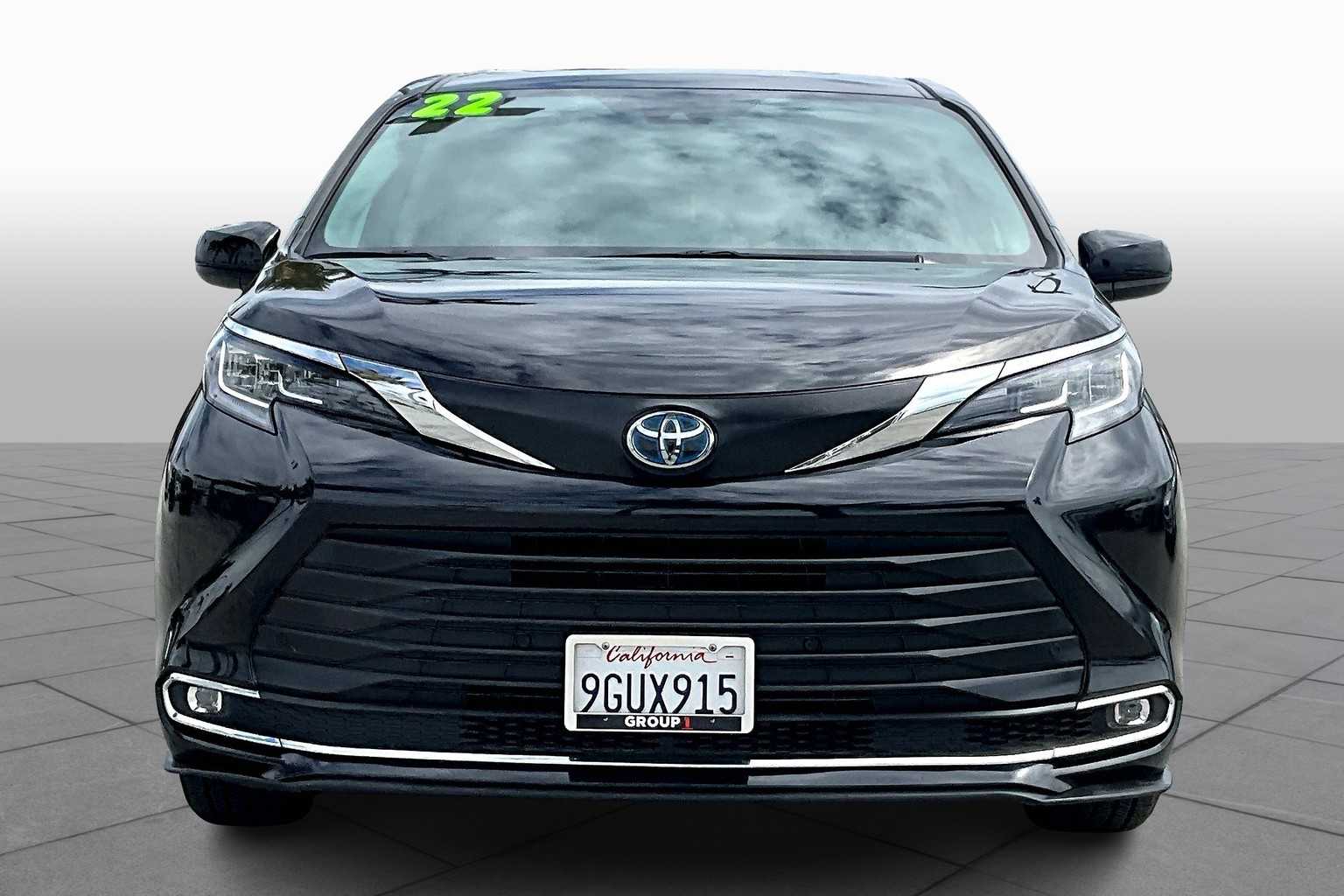 2022 Toyota Sienna XLE photo 3