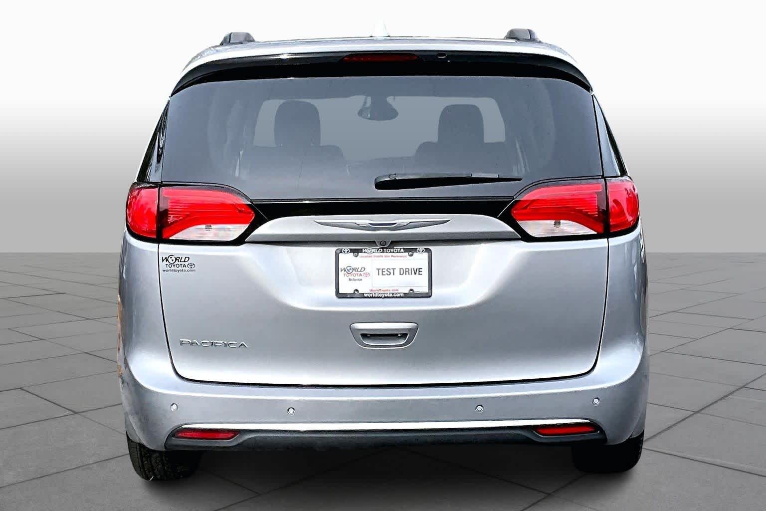 2017 Chrysler Pacifica Touring L photo 4