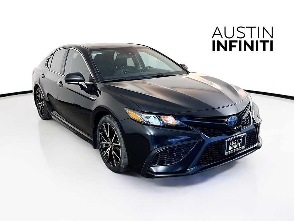 2021 Toyota Camry SE's photo