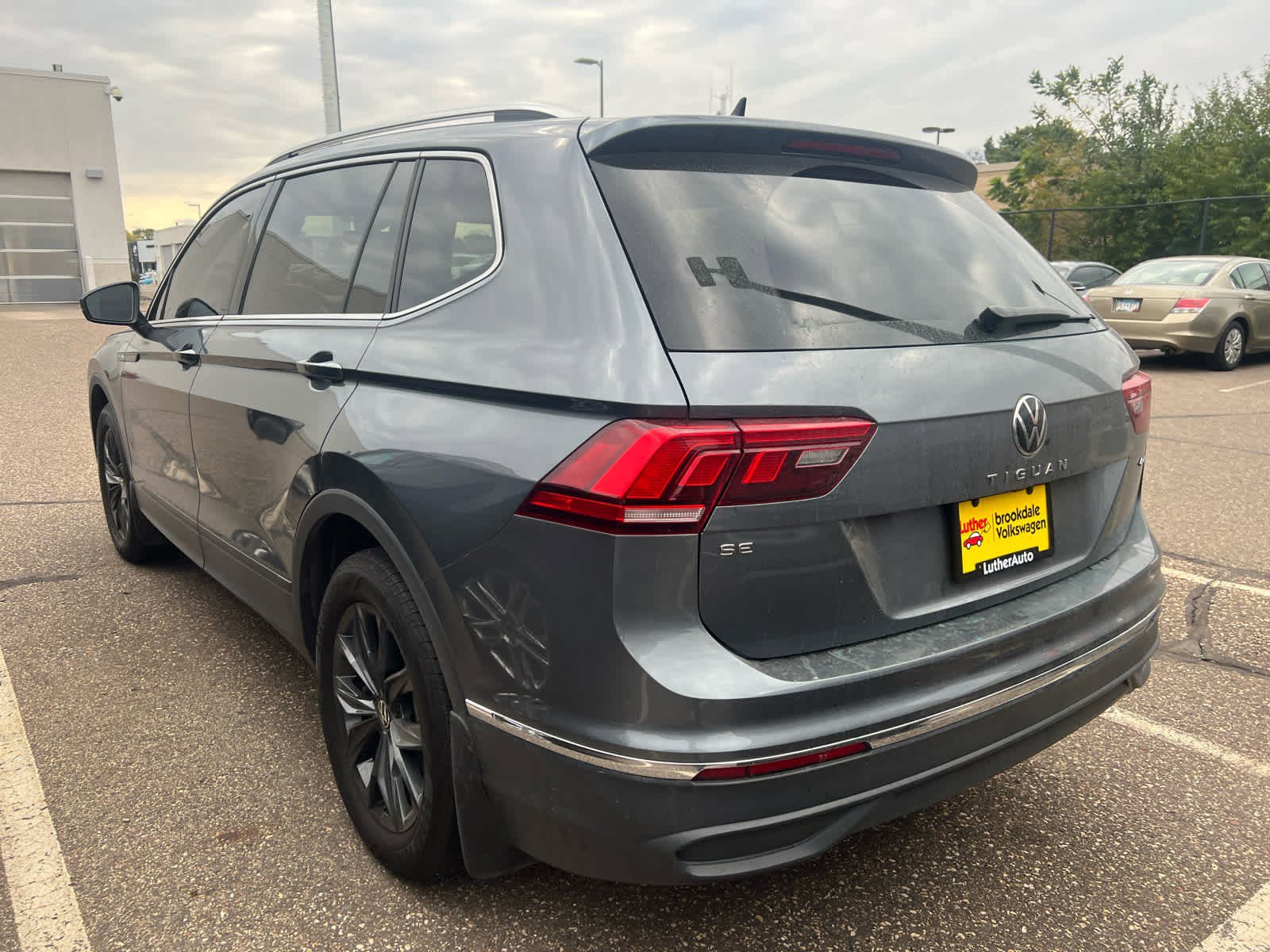 Used 2024 Volkswagen Tiguan SE with VIN 3VVMB7AXXRM195777 for sale in Brooklyn Center, Minnesota