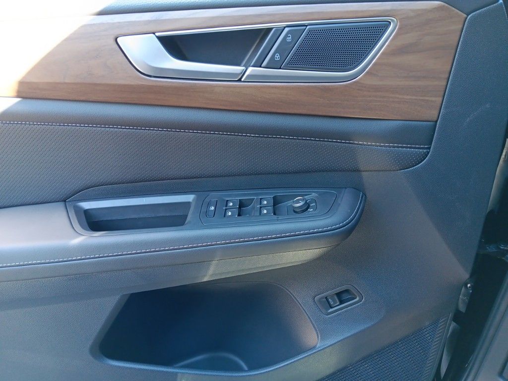 2025 Volkswagen Atlas SE Technology photo 11
