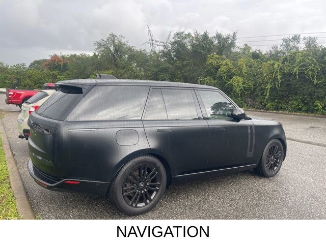 2023 Land Rover Range Rover SE photo 3