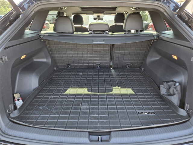 2022 Volkswagen Atlas Cross Sport V6 SEL R-Line photo 10