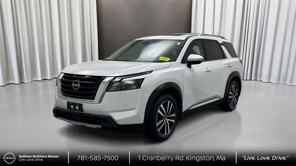 2025 Nissan Pathfinder Platinum's photo