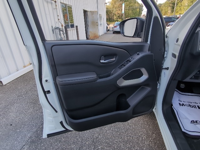 2023 Nissan Frontier SV photo 13