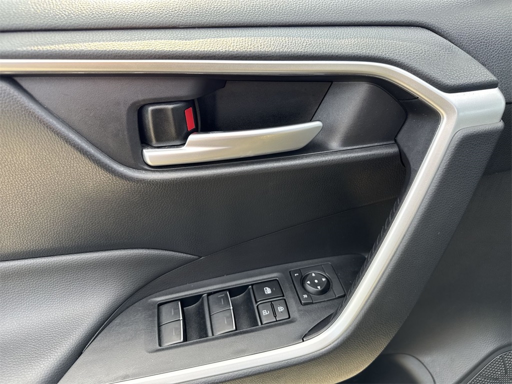 2024 Toyota RAV4 XLE photo 11