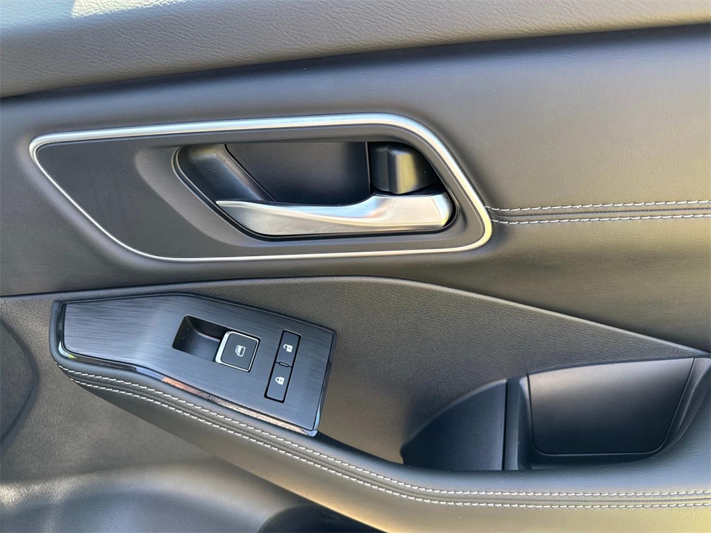 2025 Nissan Rogue Platinum photo 13