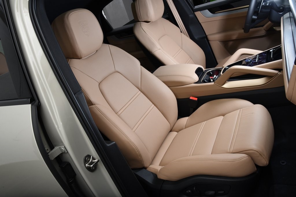 2025 Porsche Cayenne photo 24