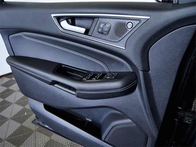 2019 Ford Edge Titanium photo 25