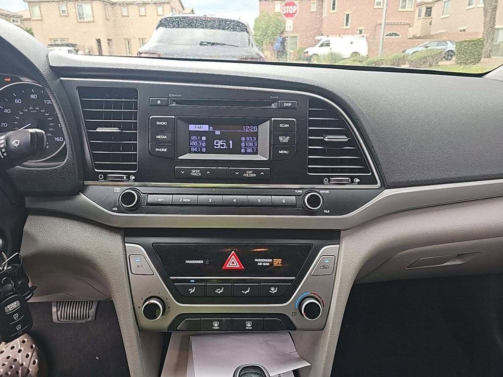 2017 Hyundai Elantra SE photo 2