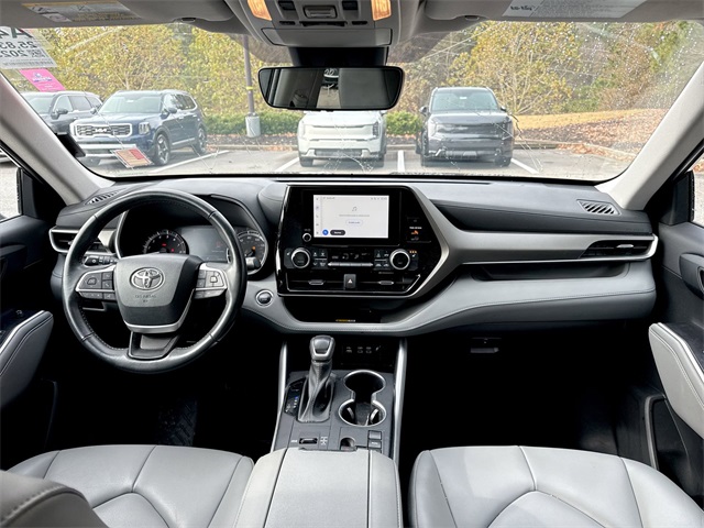 2023 Toyota Highlander XLE photo 2