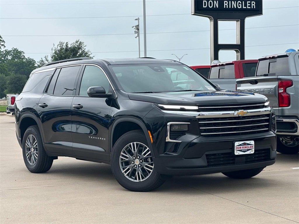 2025 Chevrolet Traverse photo 2
