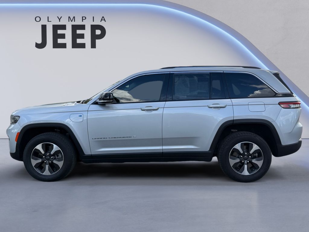 2023 Jeep Cherokee Base photo 2