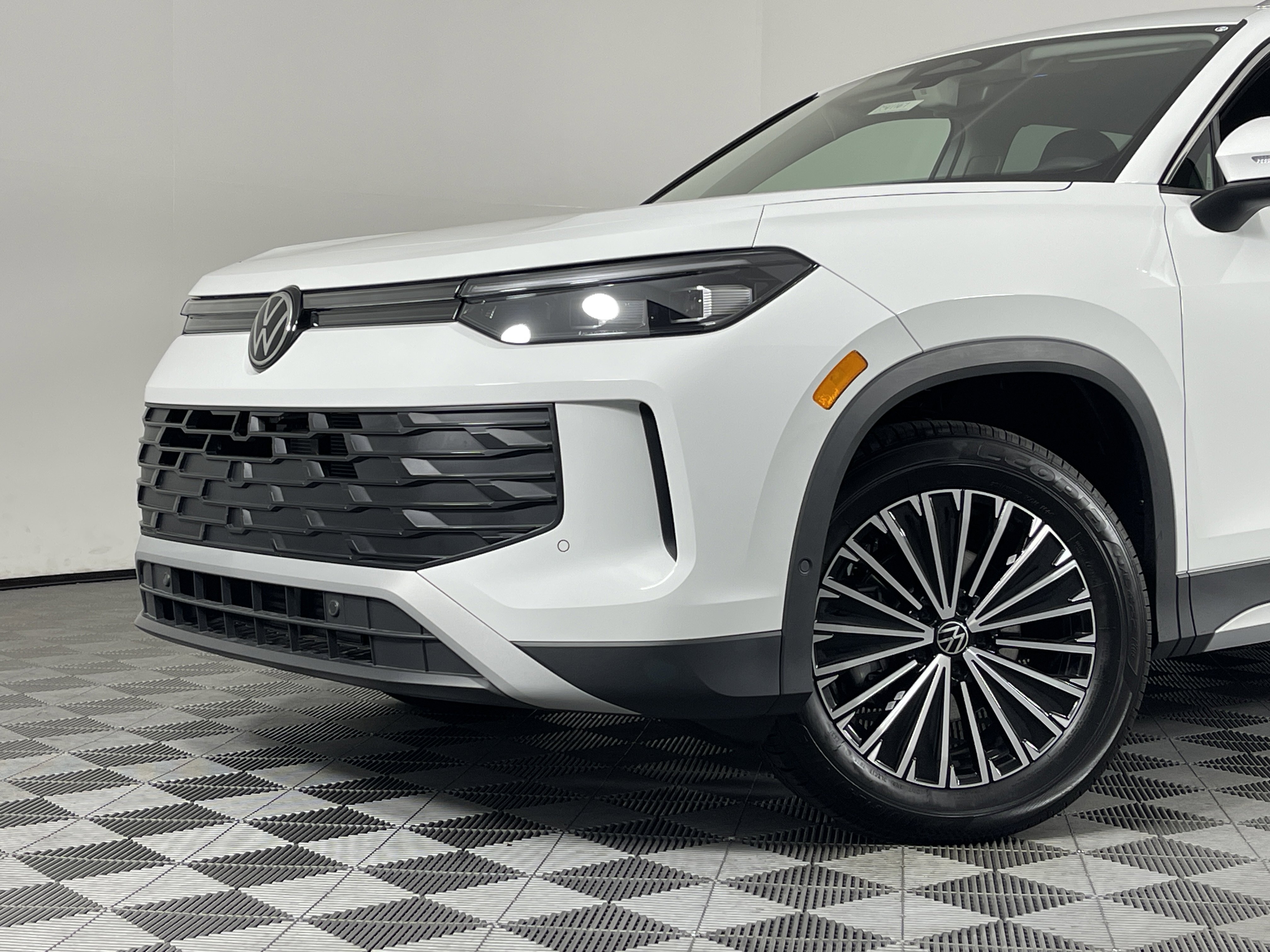 2025 Volkswagen Tiguan S photo 2