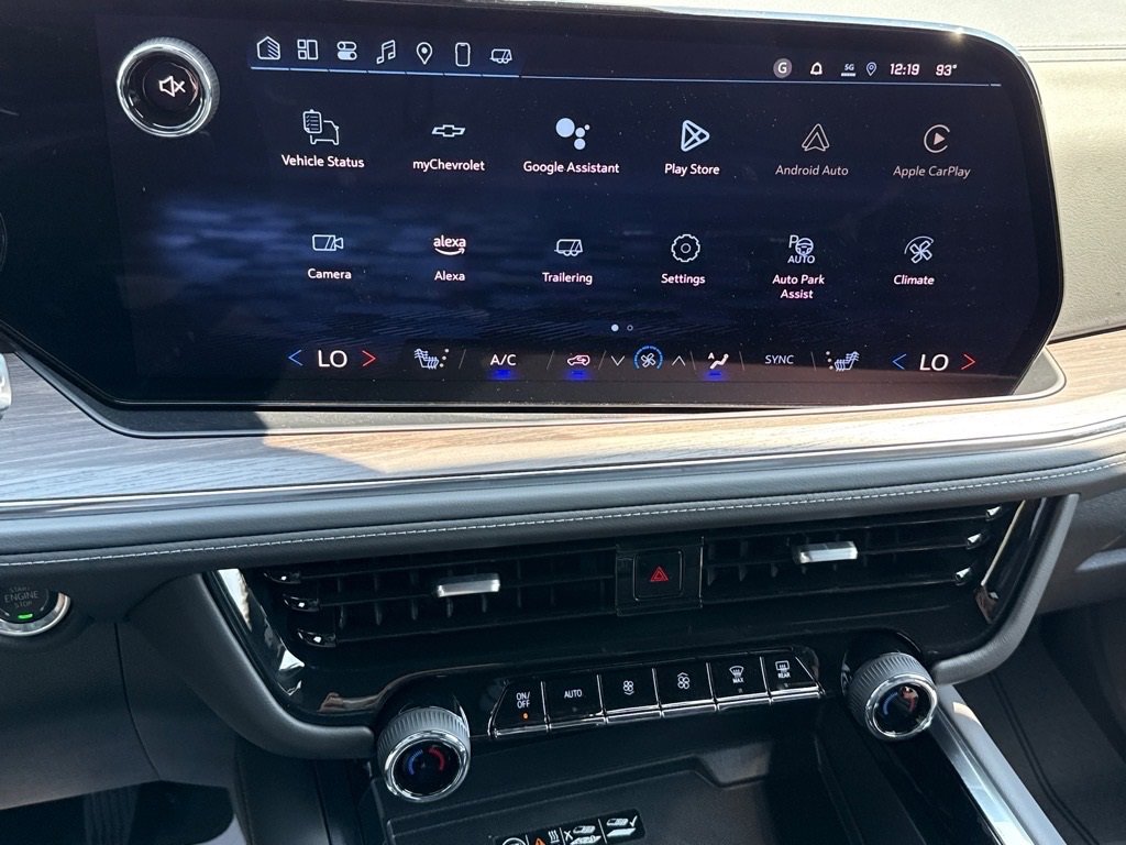 2025 Chevrolet Suburban Premier photo 3