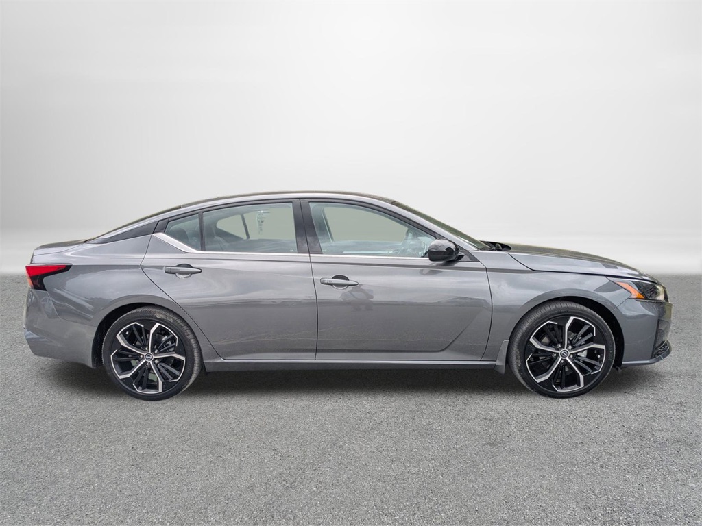 2025 Nissan Altima 2.5 SR photo 2