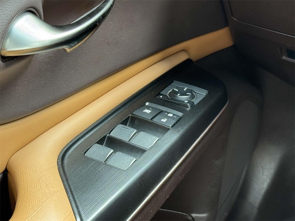2019 Lexus ES 300h photo 24