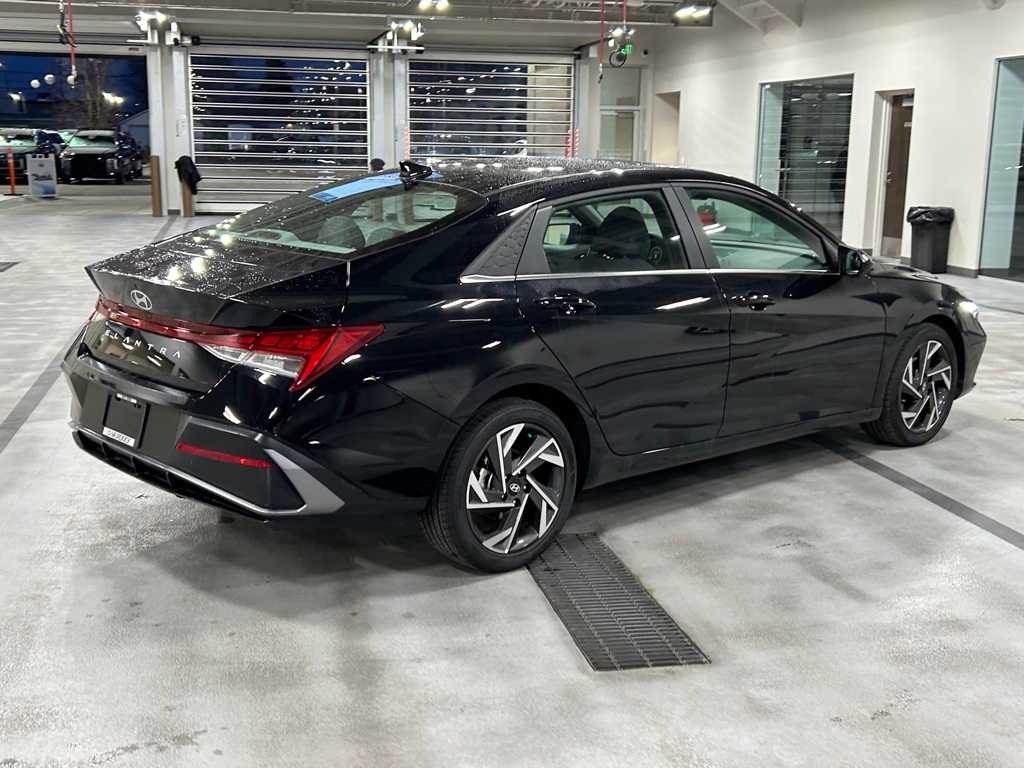 2024 Hyundai Elantra SEL Convenience photo 9