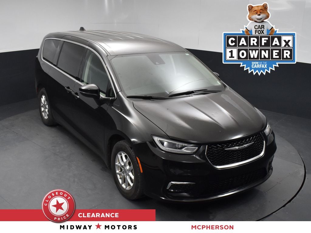 2023 Chrysler Pacifica Touring L's photo