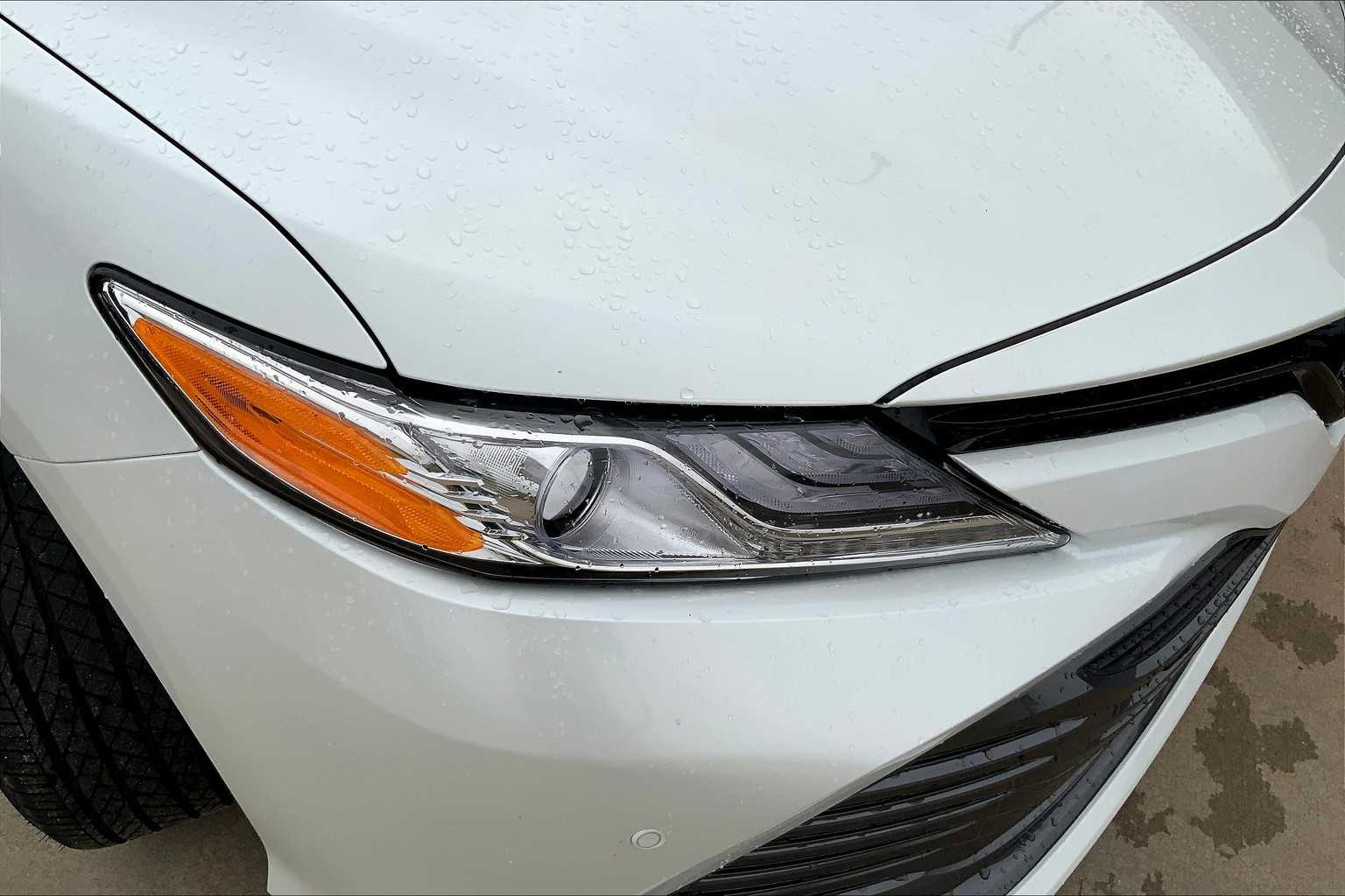 2018 Toyota Camry Hybrid XLE photo 23