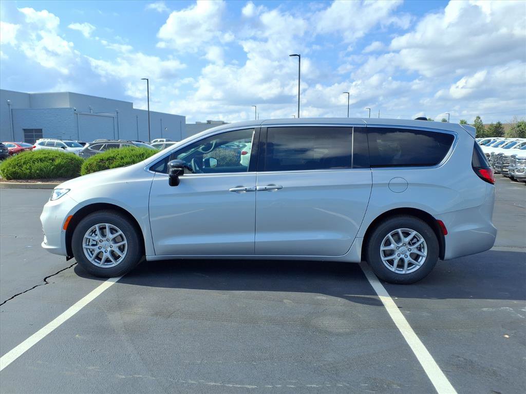 2026 Chrysler Pacifica photo 2